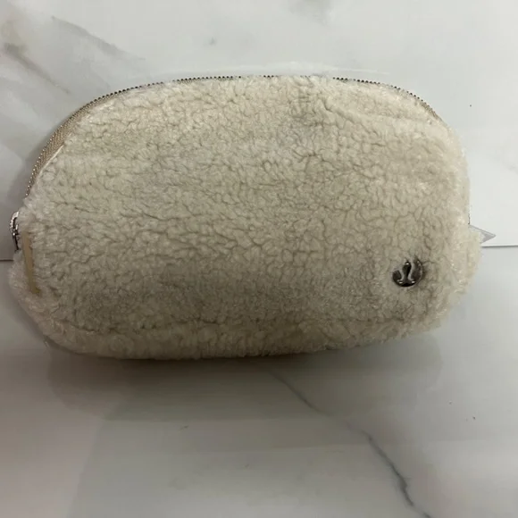 NWT Lululemon Everywhere Belt Bag Fleece Ivory/Trench - Picture 2 of 4